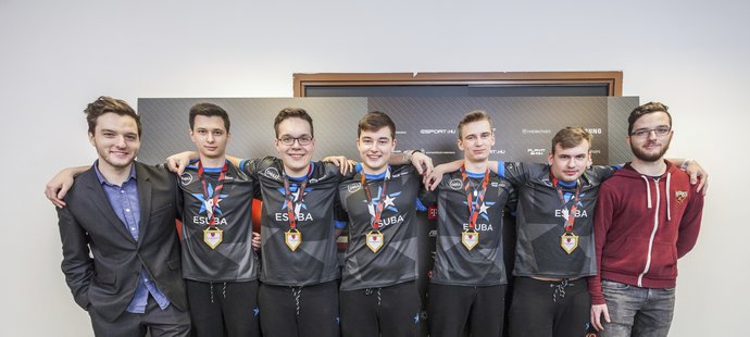 Český tým eSuba zvítězil na turnaji V4 v League of Legends a získal rekordní výhru 4 miliony korun