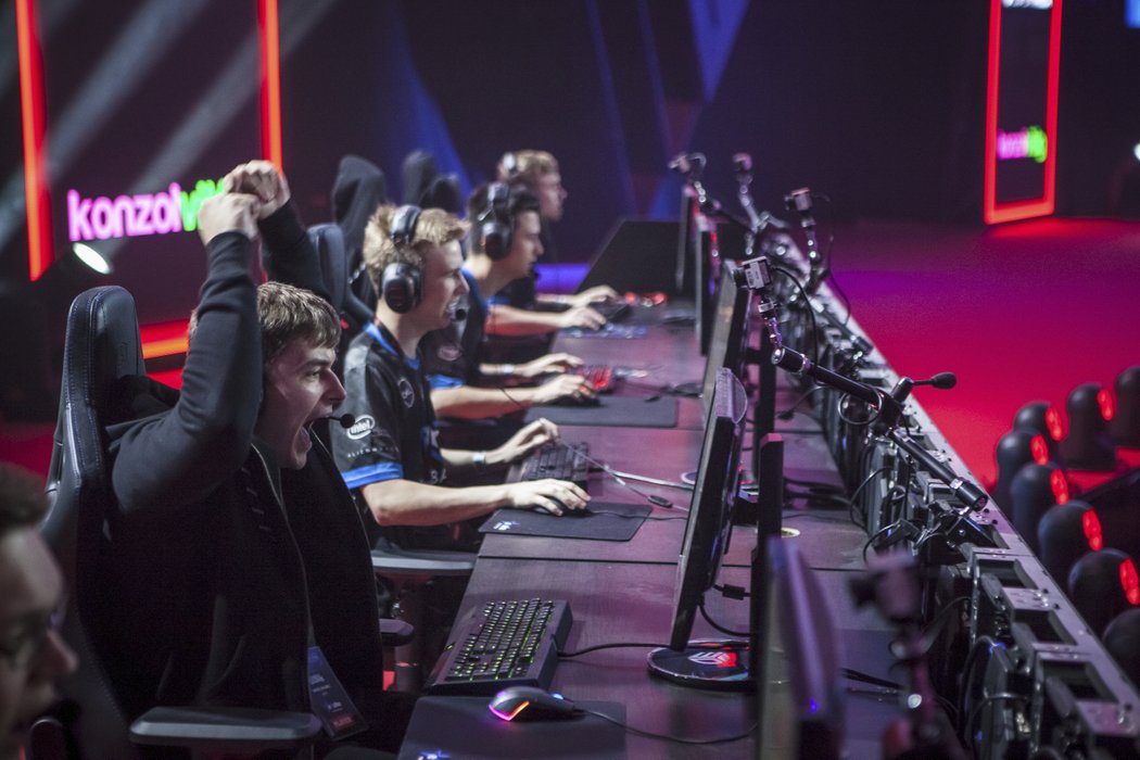 Český tým eSuba zvítězil na turnaji V4 v League of Legends a získal rekordní výhru 4 miliony korun