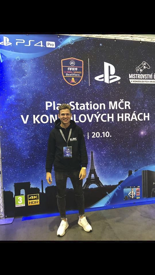 Lukáš Pour, alias T9Laky, je jedním z osmi finalistů CZC.CZ iSportCupu v hraní FIFA 19