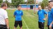 Pavel Vrba (v bílém) udílí na tréninku pokyny zástupcům eSportového týmu Plzně v čele s T9Lakym (v modrém první zleva)