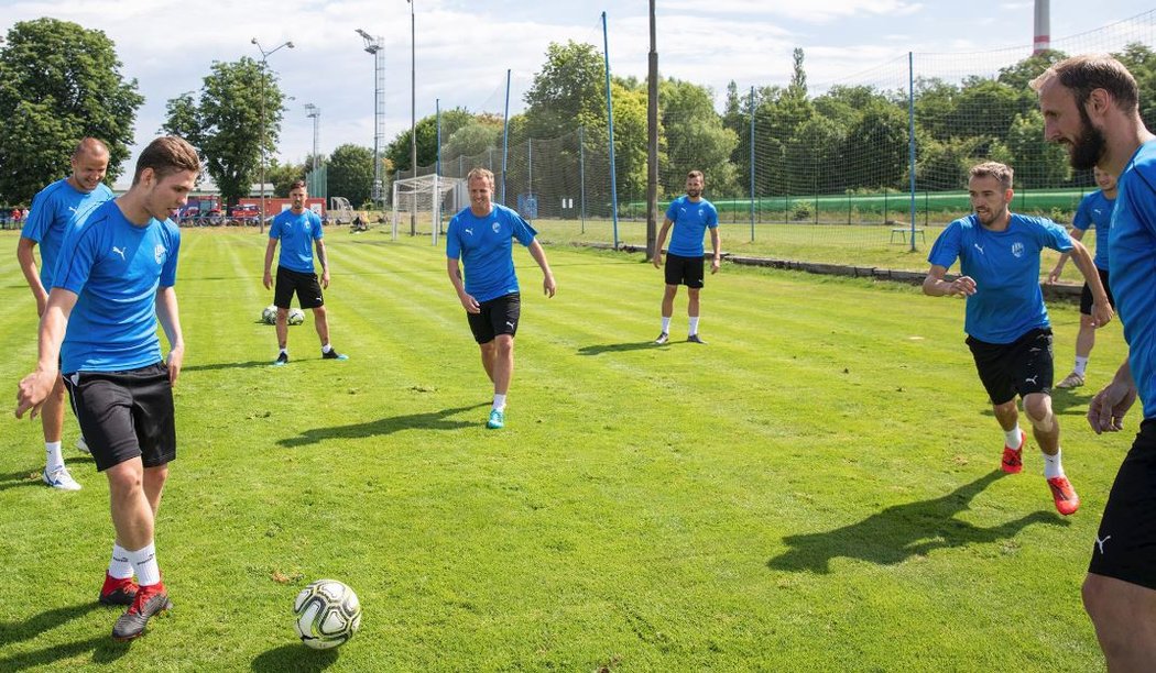 Hráči eSportového týmu Plzně včetně T9Lakyho (vlevo) absolvovali trénink s A týmem Viktorie