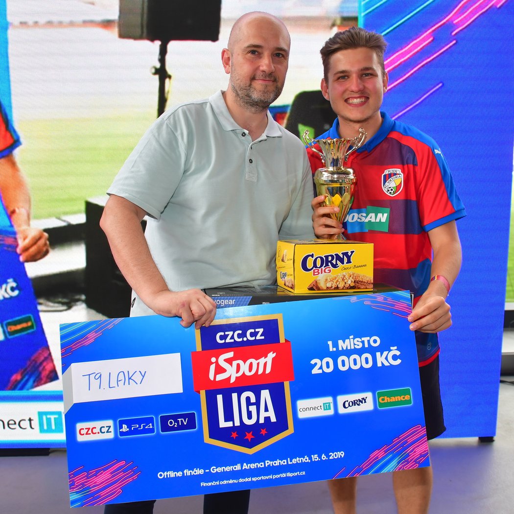 Lukáš Tomek, šéfredaktor Sportu, předává T9Lakymu trofej a šek pro vítěze