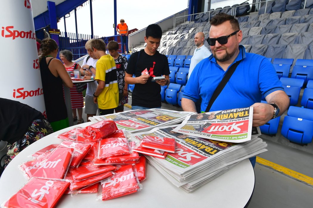 Návštěvníci druhého offline finále iSport LIGY na Spartě si rozebrali hodnotné dárky od Sportu, Corny a Connect.IT