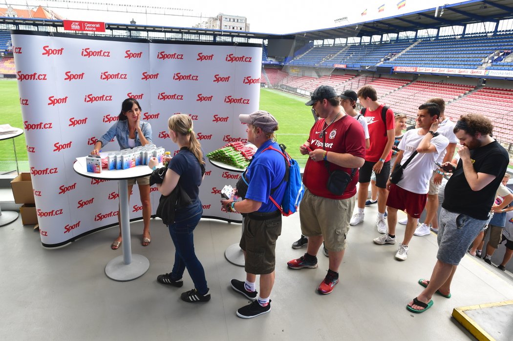 Návštěvníci druhého offline finále iSport LIGY na Spartě si rozebrali hodnotné dárky od Sportu, Corny a Connect.IT