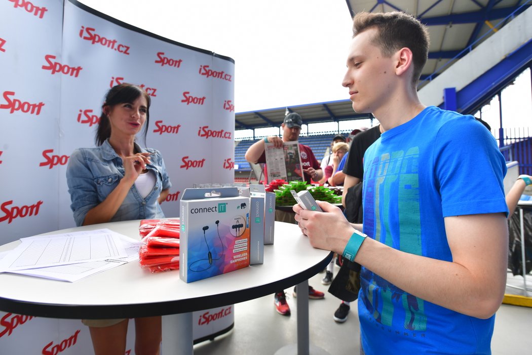 Návštěvníci druhého offline finále iSport LIGY na Spartě si rozebrali hodnotné dárky od Sportu, Corny a Connect.IT