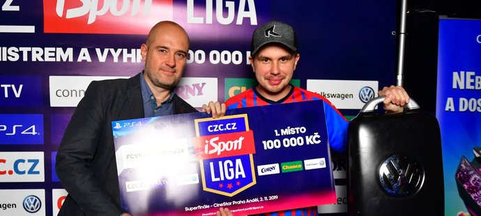 Šéfredaktor deníku Sport Lukáš Tomek (vlevo) s vítězem SUPERFINÁLE CZC.cz iSport LIGY JamesBonym