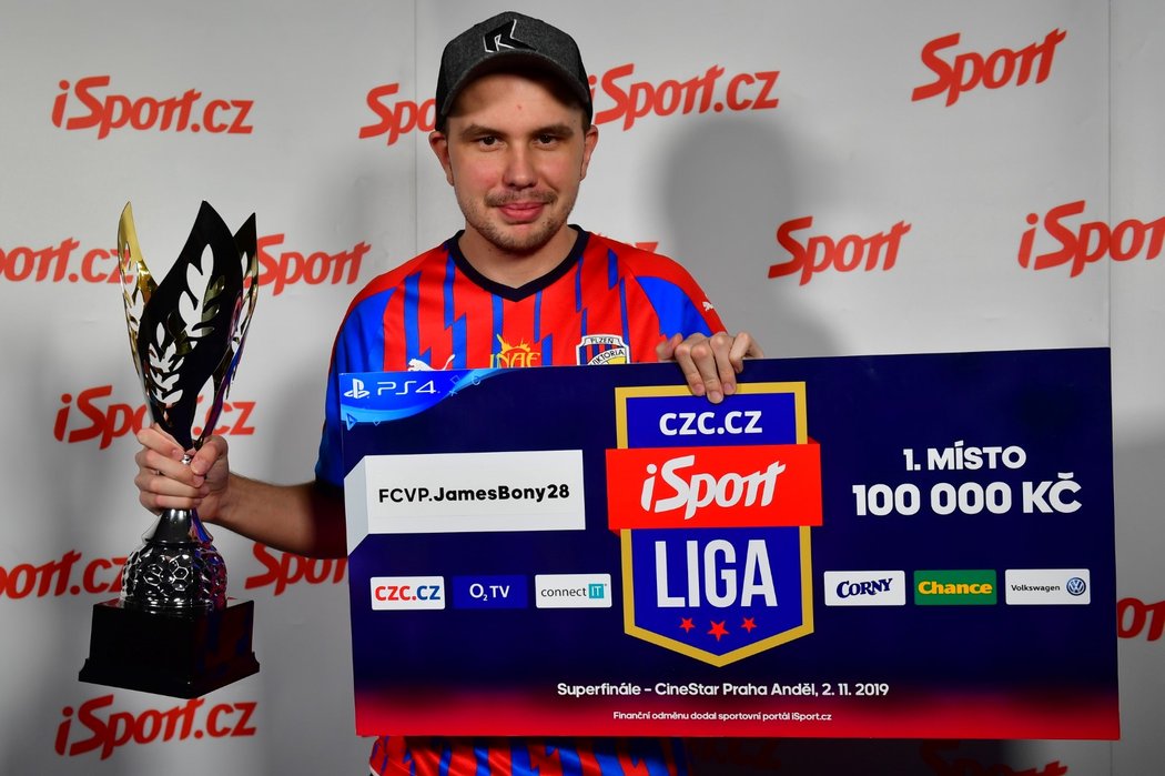 Vítěz SUPERFINÁLE CZC.cz iSport LIGY v hraní fotbalového simulátoru FIFA James Bony, hráč esportového týmu Viktorie Plzeň