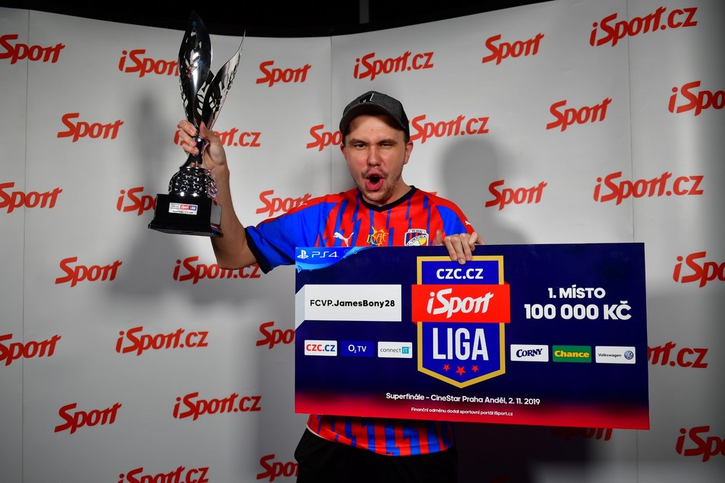 Vítěz SUPERFINÁLE CZC.cz iSport LIGY v hraní fotbalového simulátoru FIFA James Bony, hráč esportového týmu Viktorie Plzeň