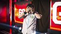 Jihokorejský profesionální hráč Rogue oslavuje výhru na světovém šampionátu ve StarCraftu, který se konal v polských Katovicích (2018) Jihokorejský profesionální hráč Rogue oslavuje výhru na světovém šampionátu ve StarCraftu, který se konal v polských Katovicích (2018)