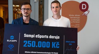 Hraní pomáhá. Tým fotbalisty Jankta daroval nemocnici čtvrt milionu