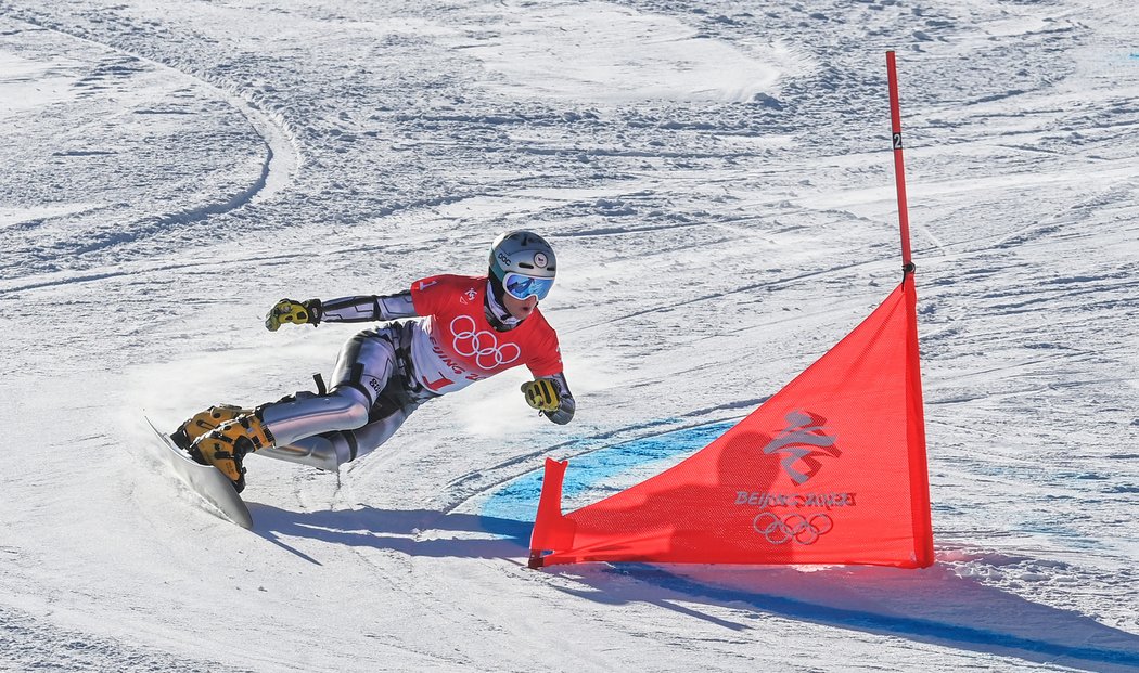 Ester Ledecká ve finále paralelního obřího slalomu snowboardistek na ZOH v Pekingu