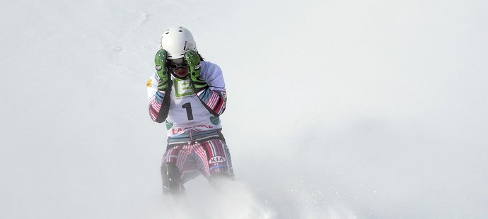 Snowboardistka Ester Ledecká vypadla v paralelním obřím slalomu Světového poháru v Rogle ve čtvrtfinále a skončila pátá
