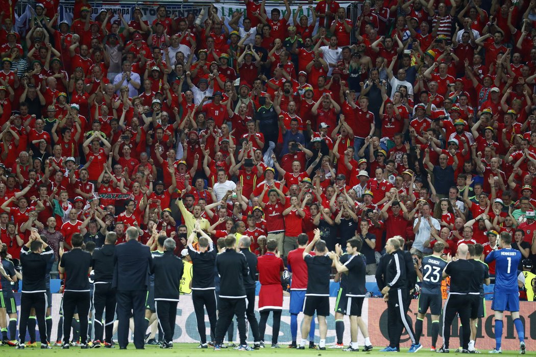 Fotbalisté Walesu děkují fanouškům