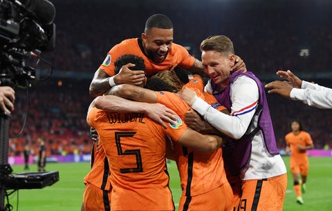 Radost nizozemských fotbalistů z branky proti Rakousku na mistrovství Evropy