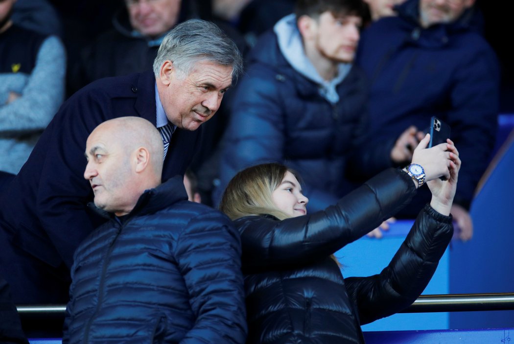 Na stadionu, ale ne na střídačce. Carlo Ancelotti proti Arsenalu jen pózoval pro fotografie