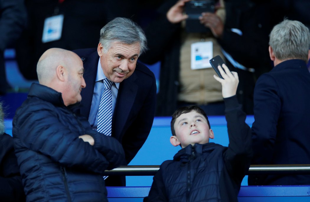 Na stadionu, ale ne na střídačce. Carlo Ancelotti proti Arsenalu jen pózoval pro fotografie