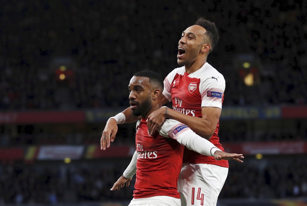 Alexandre Lacazette a Pierre-Emerick Aubameyang v euforii