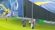 Ragbyový zápas žen na Evropských hrách byl přerušen kvůli uvolněné plachtě, kterou se nikomu nechtělo z branky sundat...