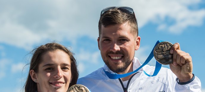 Bronzoví skeetaři Barbora Šumová (vlevo) a Jakub Tomeček (vpravo) během Evropských her 2019 v Minsku