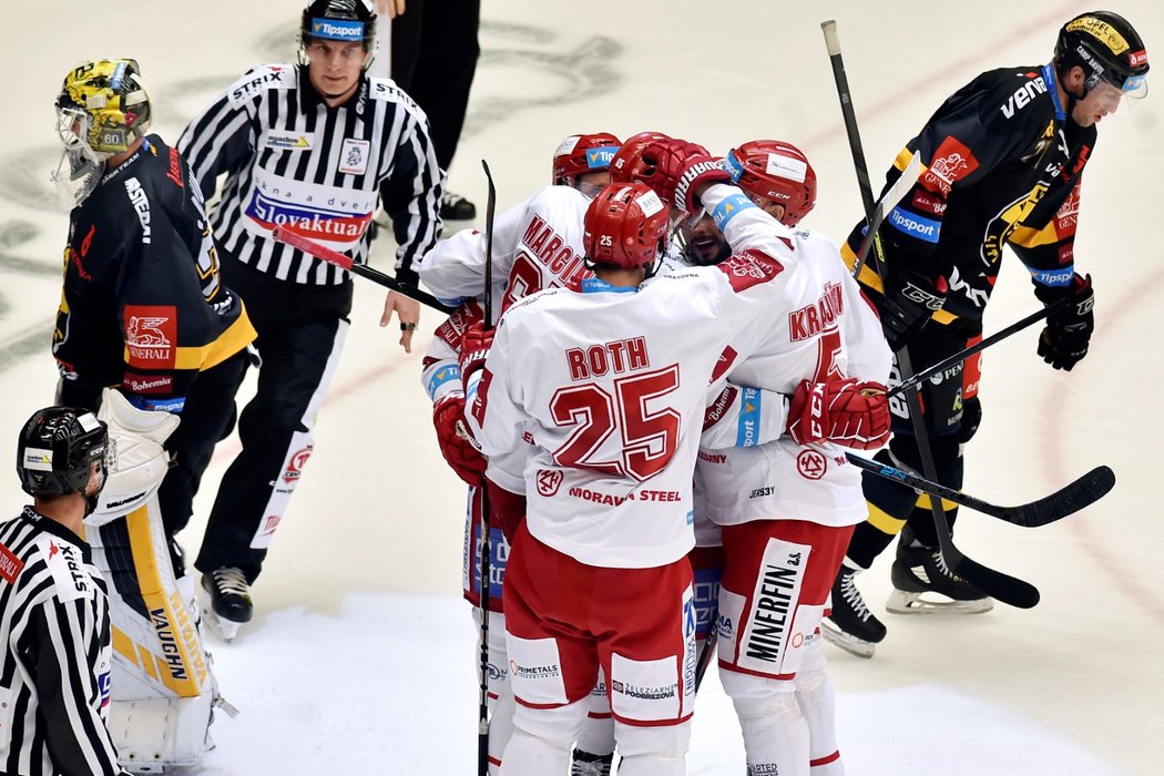 Třinečtí hokejisté se radují z druhé branky utkání proti Litvínovu, kterou obstaral Tomáš Marcinko