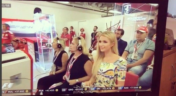 Paris Hilton v paddocku Velké ceny SAbú Zabí F1.