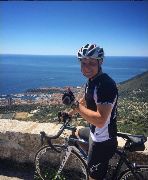 Pilot F1 Valtteri Bottas na cyklistické vyjížďce.