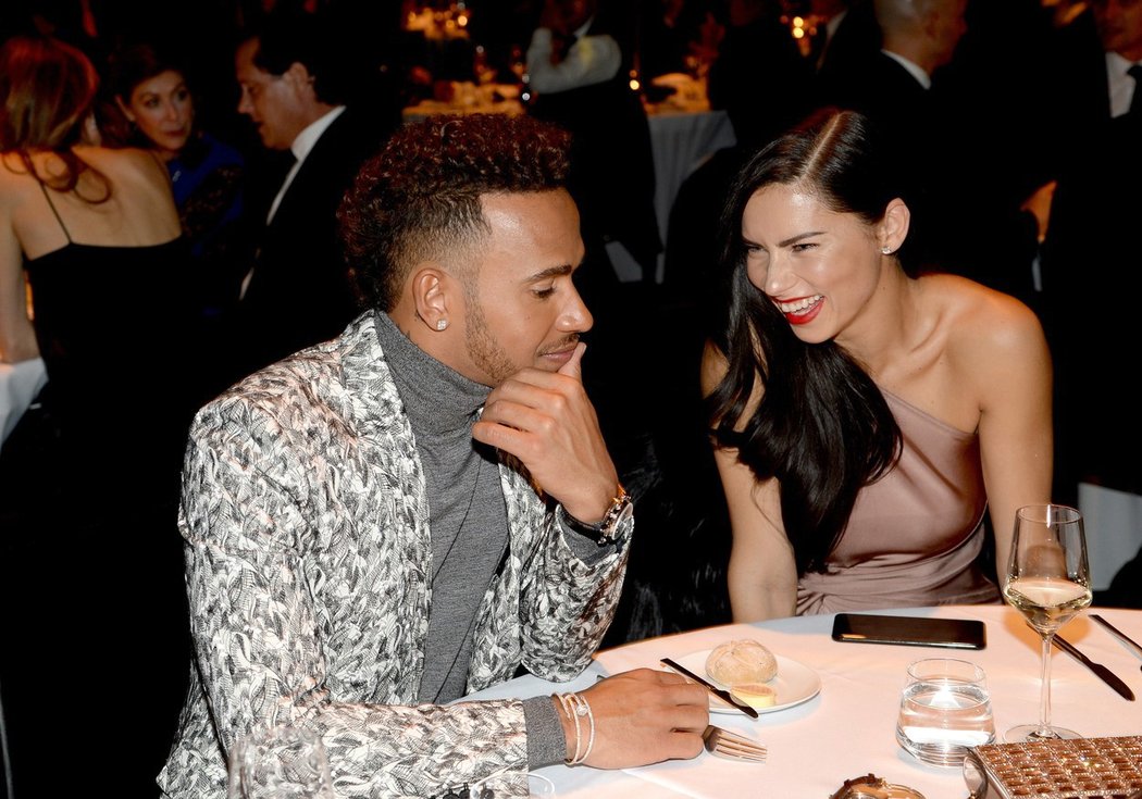 Pilot F1 Lewis Hamilton a modelka Adriana Lima na galavečeru v Ženevě.