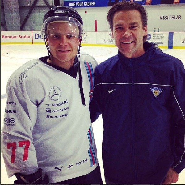 Pilot F1 Valtteri Bottas je velkým fanouškem hokeje, na snímku s Teppo Numminenem.
