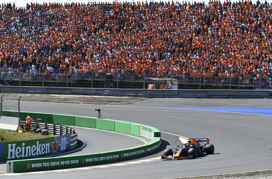 Max Verstappen vyhrál Velkou cenu Nizozemska před Lewisem Hamiltonem