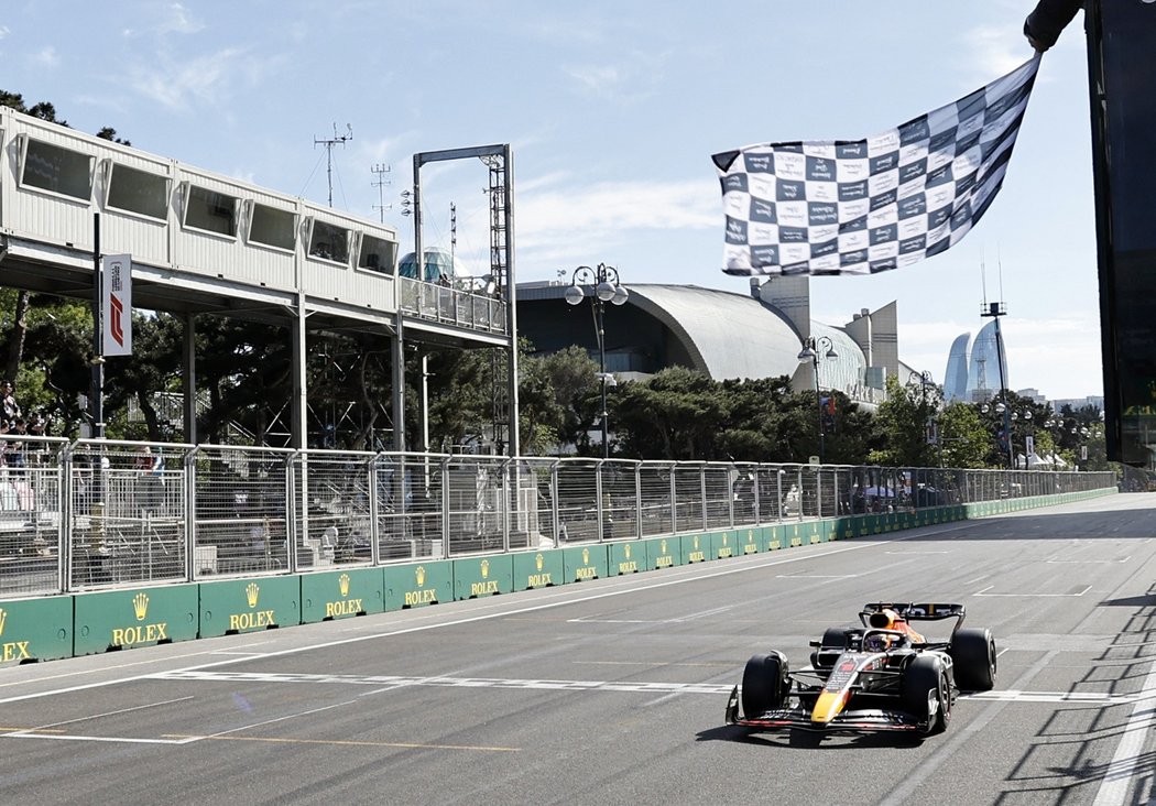 Max Verstappen ovládl velkou cenu v Baku