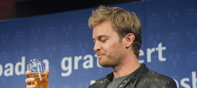 Nico Rosberg slavil titul mistra světa až do rána.