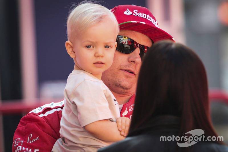 Malý syn Robin doprovází pilota F1 Kimiho Räikkönena na závody.