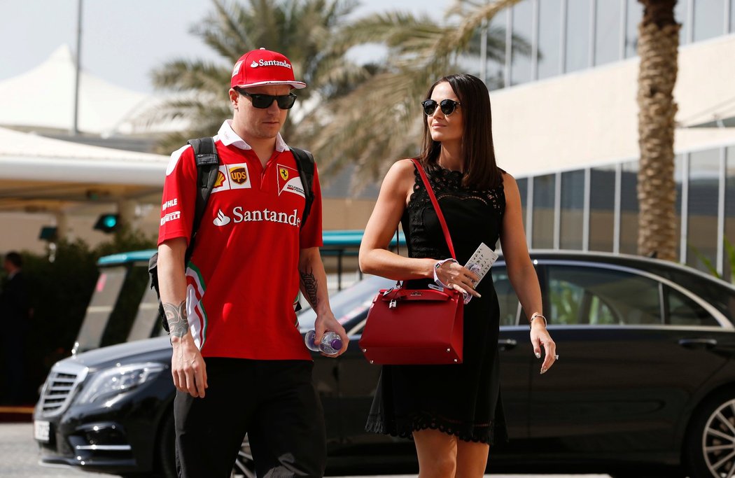 Finský pilot F1 Kimi Räikkönen s manželkou Minttu.