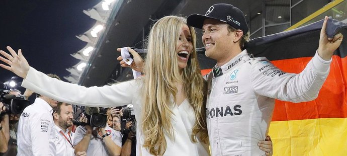 Nico Rosberg slavil titul mistra světa s manželkou Vivian.