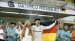 Nico Rosberg slaví titul mistra světa F1 s manželkou Vivian.