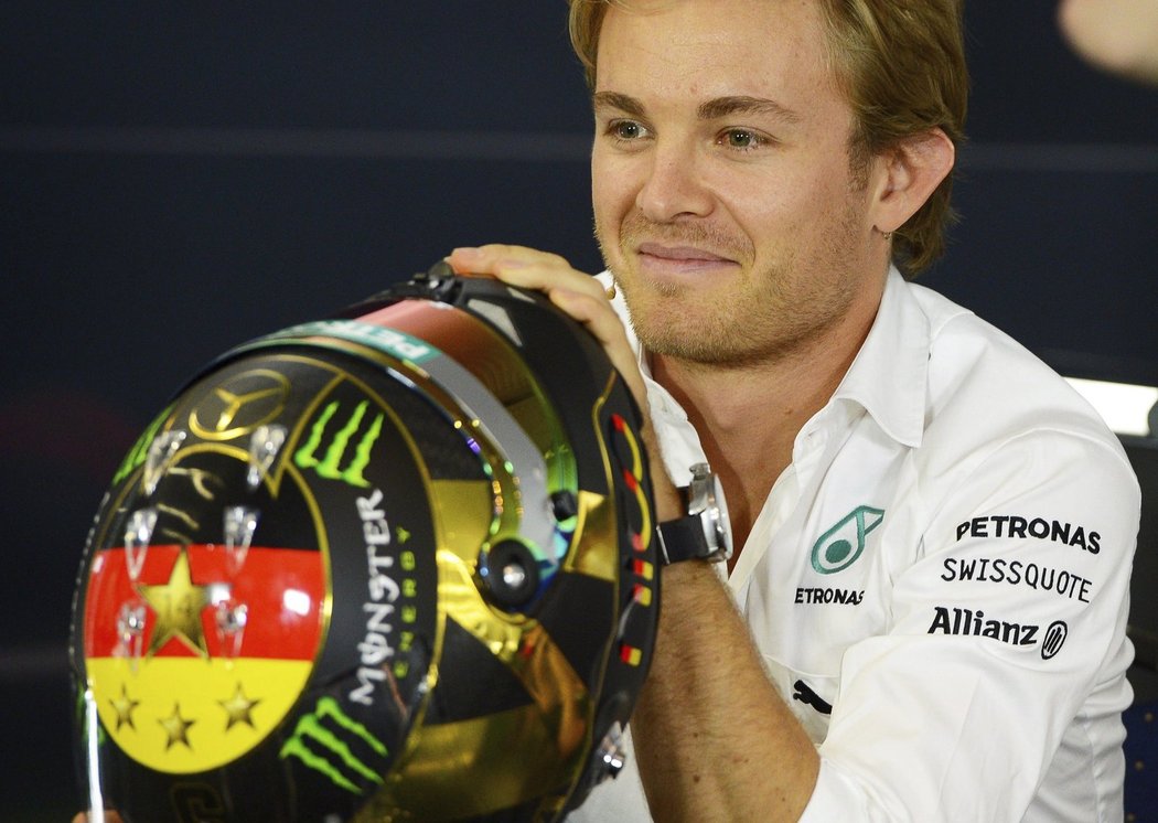 Rosberg musel z helmy odstranit pohár MS, zůstaly jen hvězdy a vlajka