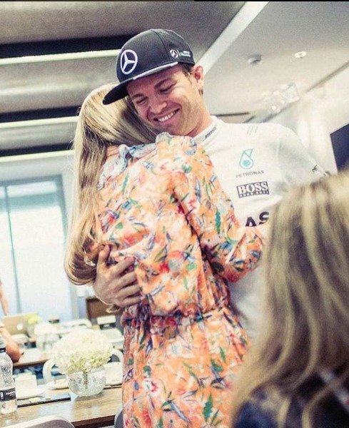 První blahopřání novému mistu světa: Nico Rosberg s manželkou Vivian.