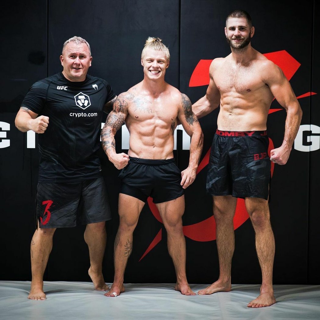 Tomáš Chlup (uprostřed) na snímku s MMA bijcem Jiřím Procházkou a jeho koučem Jaroslavem Hovězákem