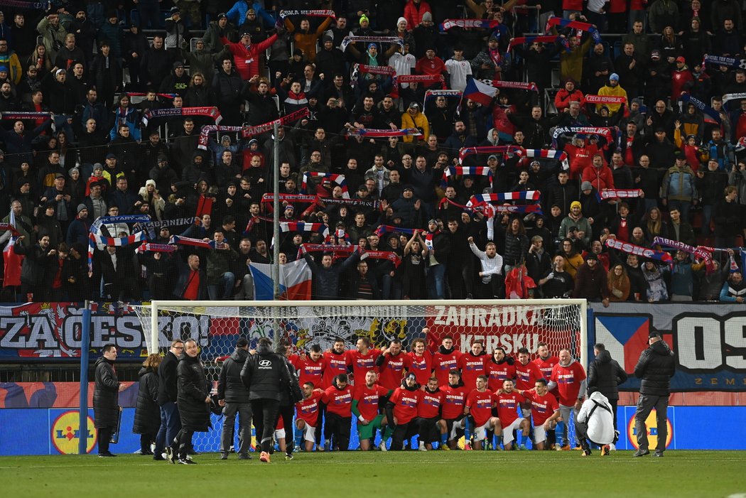 Čeští fanoušci zářili nejen během zápasu české reprezentace proti Moldavsku, ale také při závěrečné děkovačce