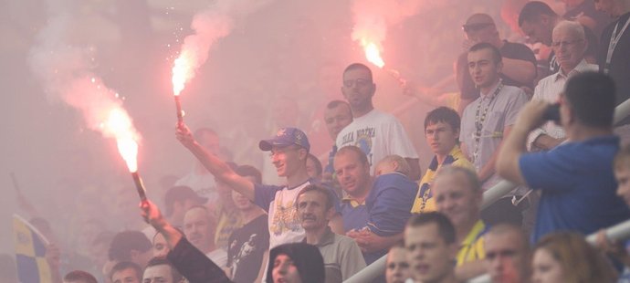 Chuligáni v utkání Prostějova s Havířovem zasypali led pyrotechnikou (ilustrační foto)