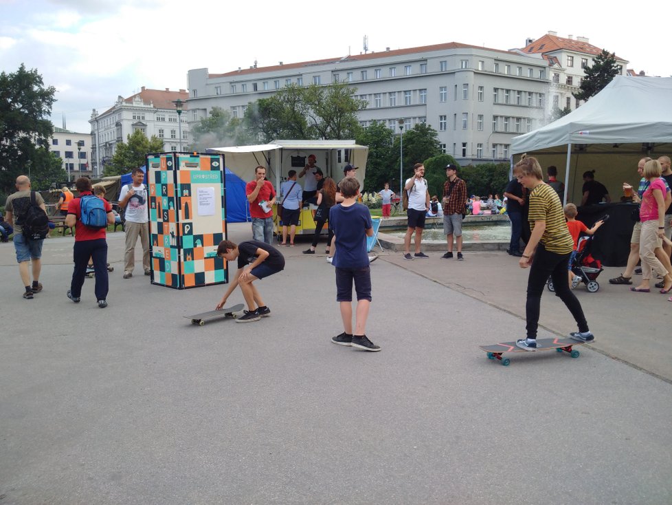 Na Moravském náměstí se sešli skateboardisté, longboardisté a příznivci parkouru.