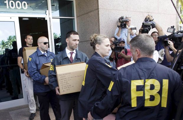 Příslušníci FBI odnáší krabice s dokumenty ze sídla CONCACAF, konfederace FIFA pro Severní, Střední Ameriku a Karibik, kde pracovalo několik zatčených činitelů FIFA Příslušníci FBI odnáší krabice s dokumenty ze sídla CONCACAF, konfederace FIFA pro Severní, Střední Ameriku a Karibik, kde pracovalo několik zatčených činitelů FIFA