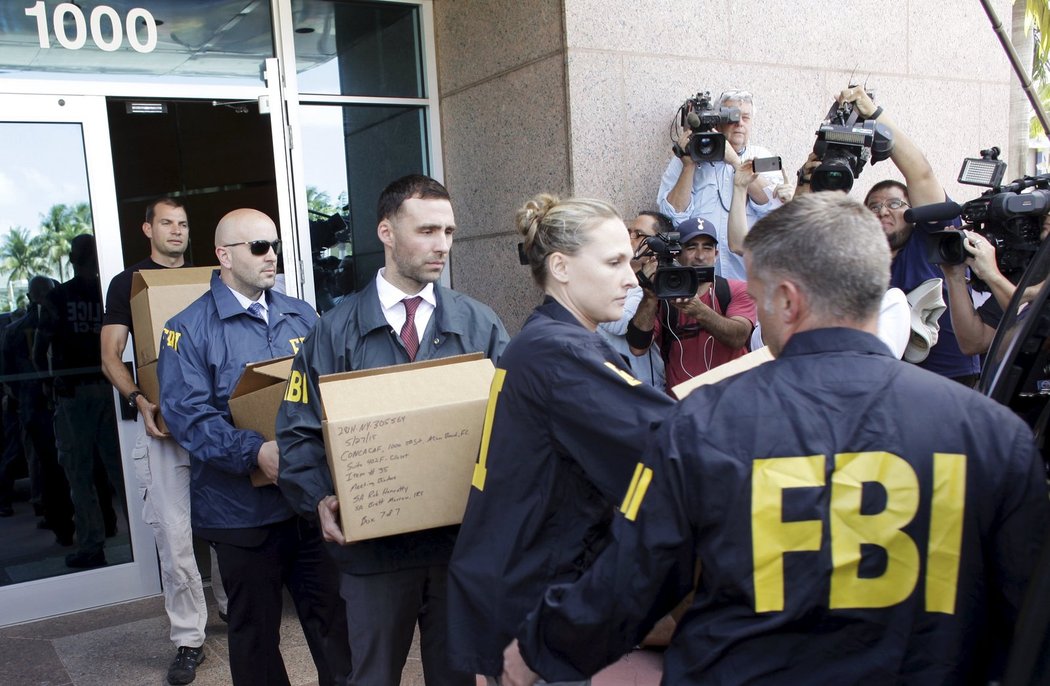 Příslušníci FBI odnáší krabice s dokumenty ze sídla CONCACAF, konfederace FIFA pro Severní, Střední Ameriku a Karibik, kde pracovalo několik zatčených činitelů FIFA