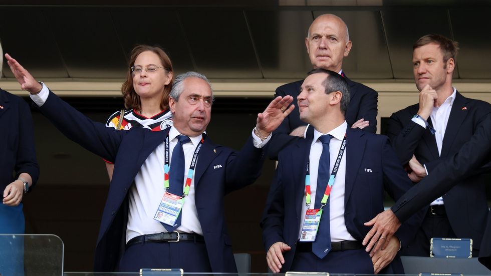 Kevin Lamour (vpravo) během zápasu na MS