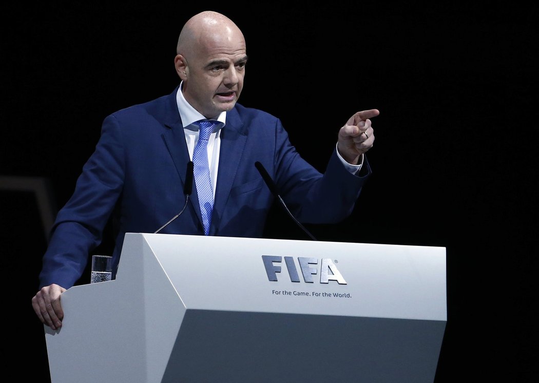 Gianni Infantino mluví k volitelům při kongresu FIFA