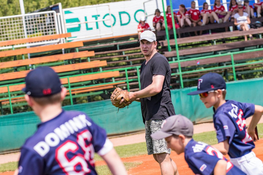 Filip Jícha se zúčastnil baseballové exhibice a zaházel si s malými hráči.