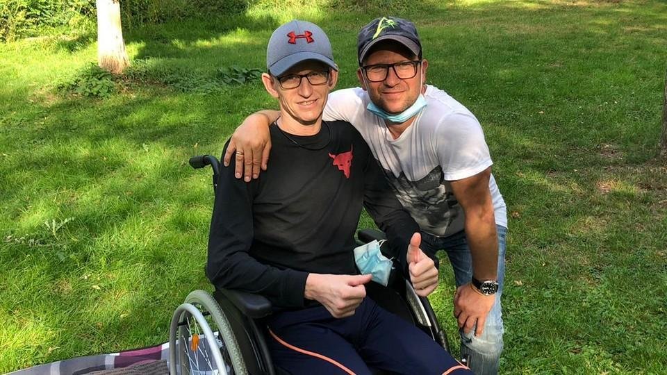 Filip Minařík (vlevo) se po těžkém pádu dává dohromady na rehabilitační klinice v  Kolíně nad Rýnem. Těší ho podpora fanoušků a přátel. Na snímku s ním je Andreas Suborics, trojnásobný žokejský šampion v Německu
