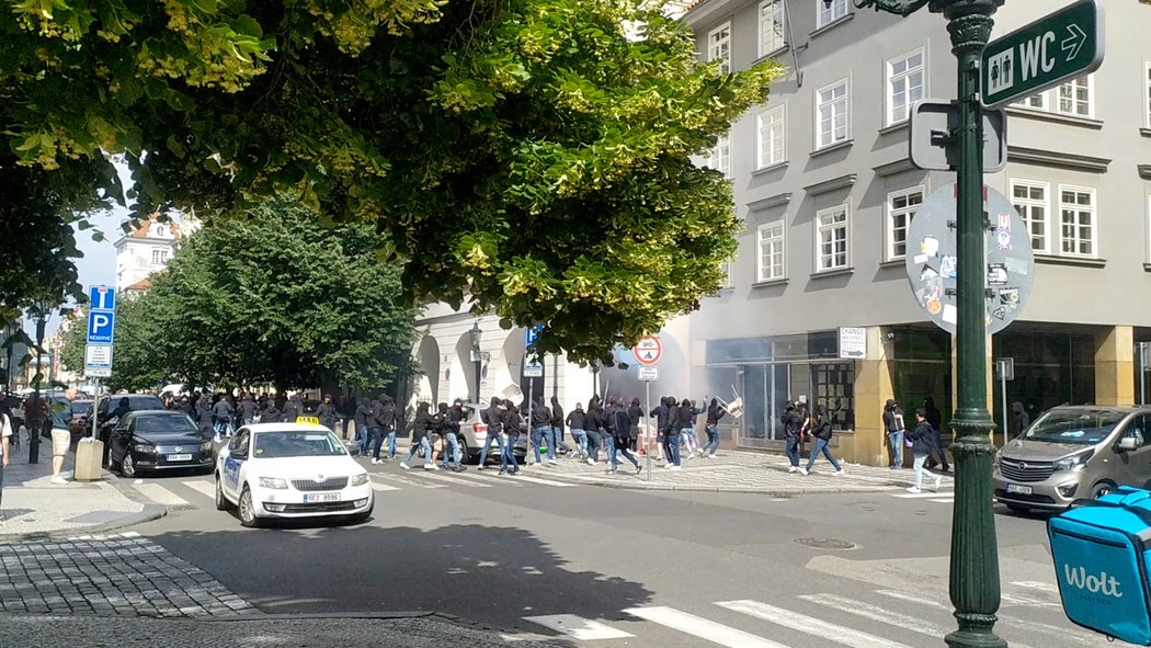 Fanoušci Fiorentiny se v centru Prahy střetli s anglickými příznivci
