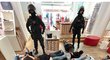 Fotbalové výtržníky zadržela policie v obchodě s obuví