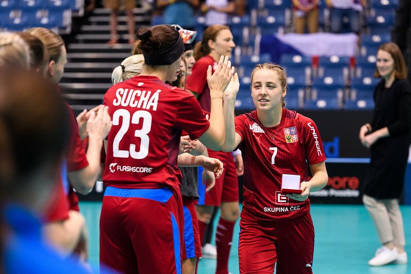 Anna Brucháčková (číslo 7) odehrála proti Slovensku skvělý zápas